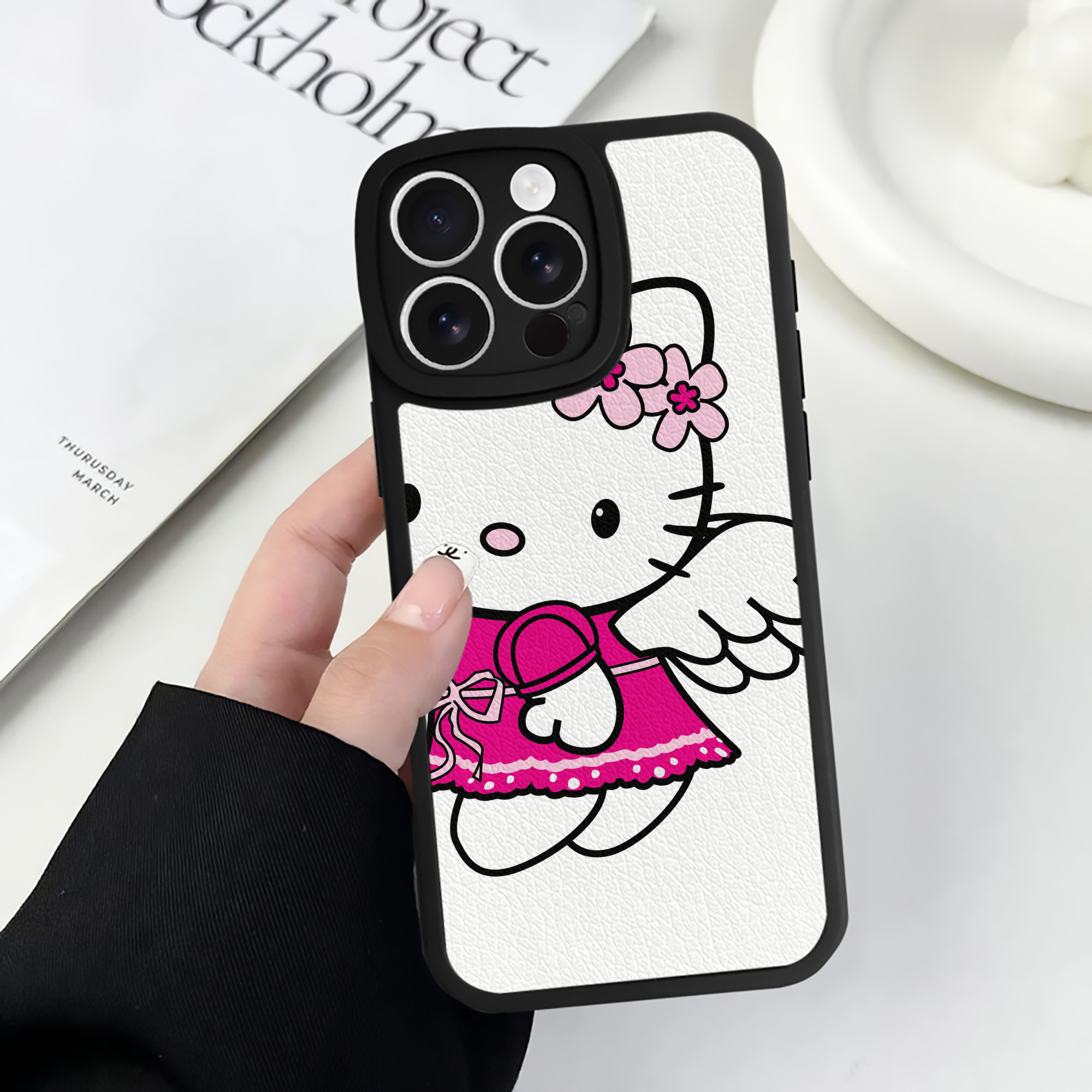 （画像用） Hello Kitty ハローキティ 【iPhone 16シリーズ対応】シリコンスマホケース（レザー調） 材質：シリコン